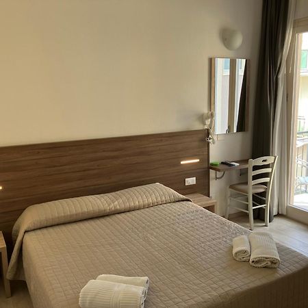 Hotel Bed And Book Rimini Buitenkant foto