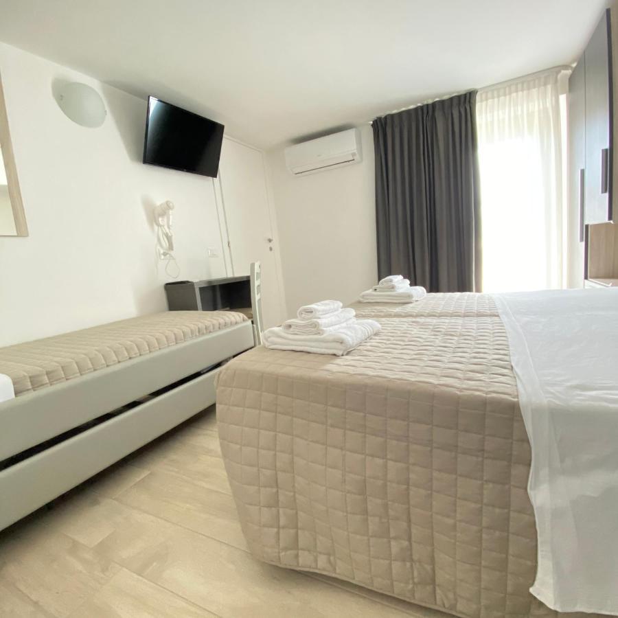 Hotel Bed And Book Rimini Buitenkant foto