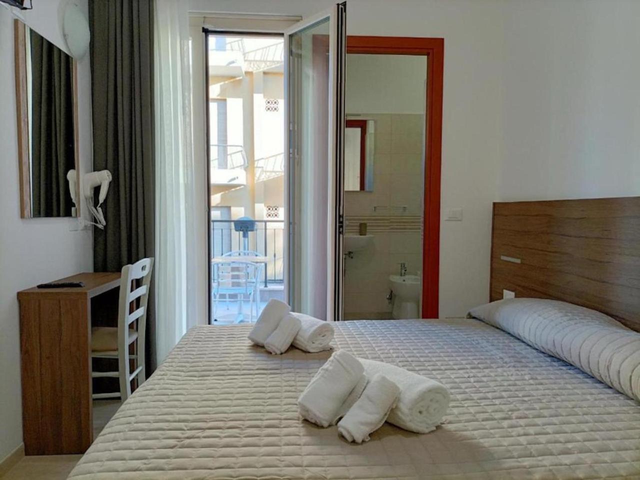 Hotel Bed And Book Rimini Buitenkant foto