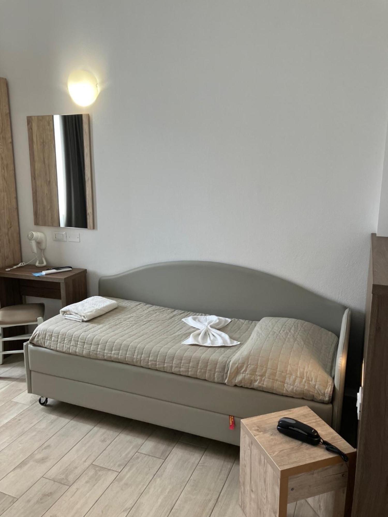 Hotel Bed And Book Rimini Buitenkant foto