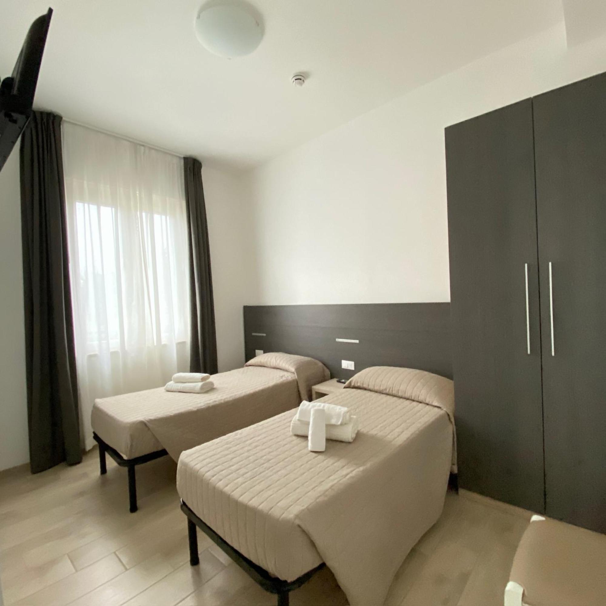 Hotel Bed And Book Rimini Buitenkant foto