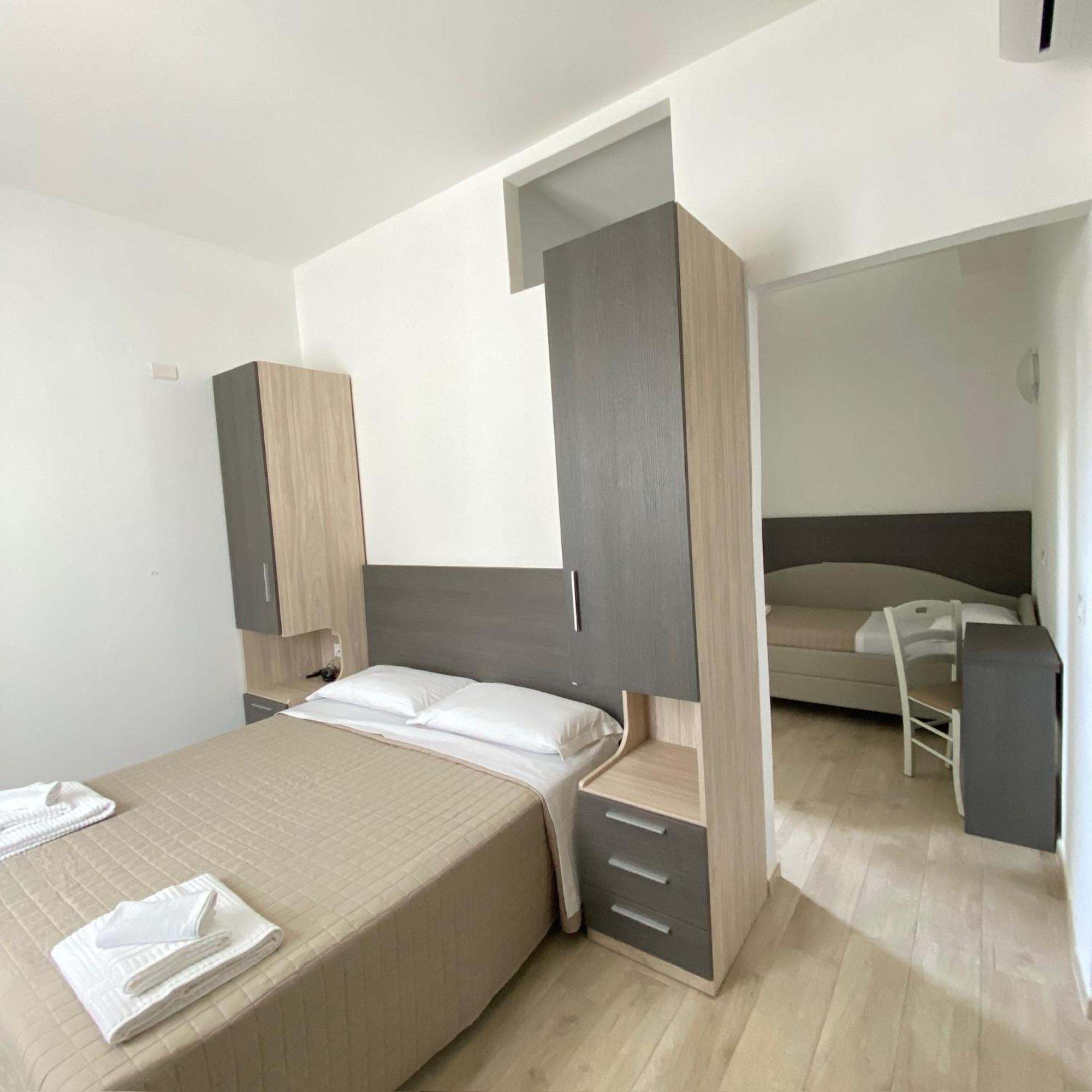 Hotel Bed And Book Rimini Buitenkant foto