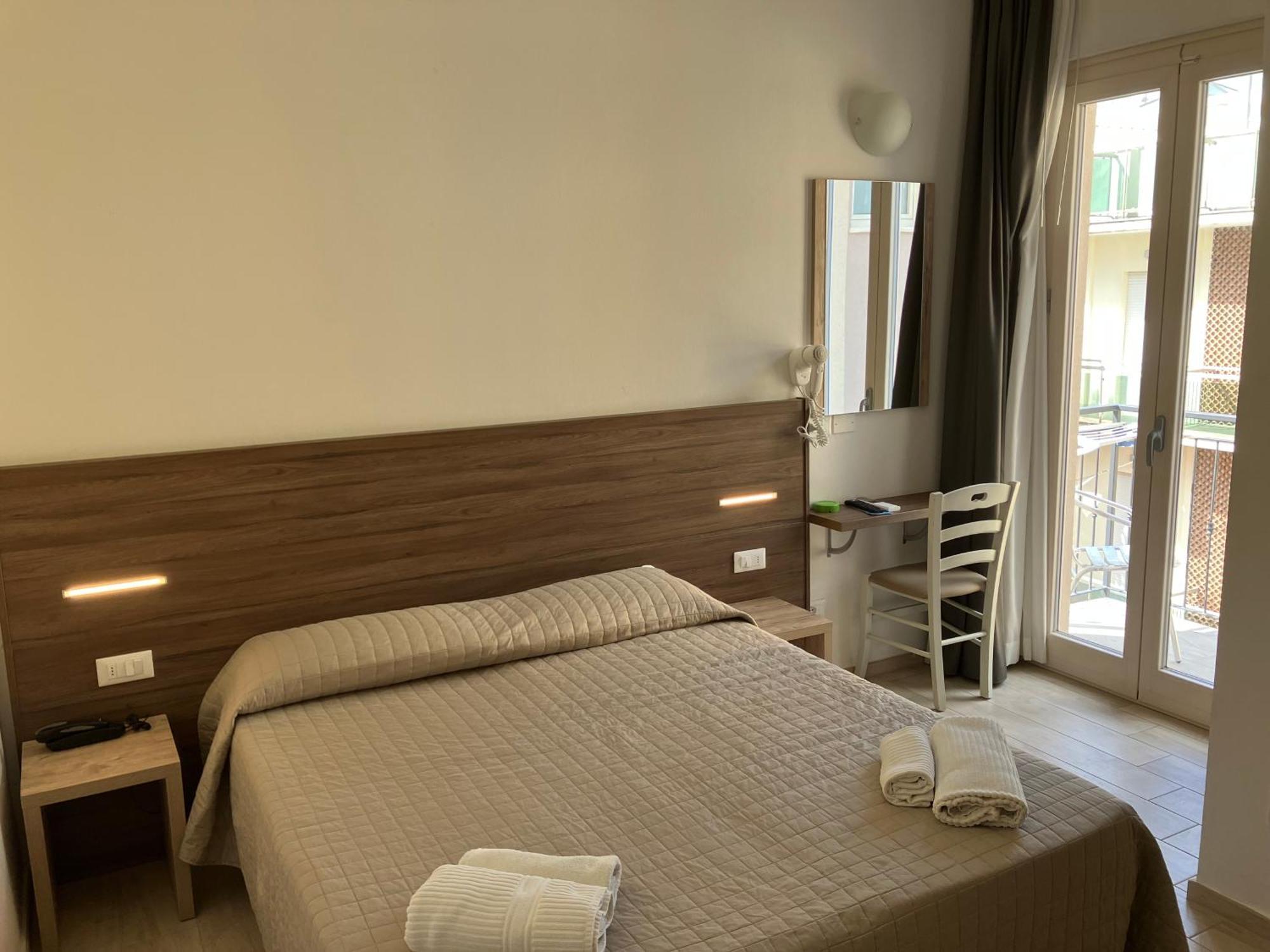 Hotel Bed And Book Rimini Buitenkant foto
